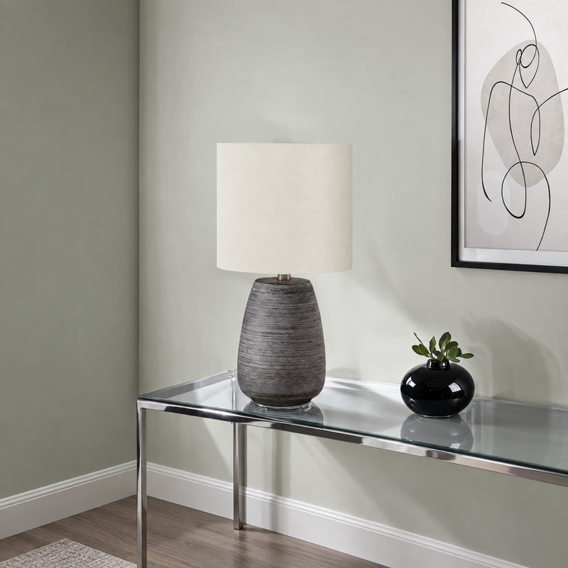 Lampe de Table - 19"H / Céramique grise / Ivoire - vue d’ambiance