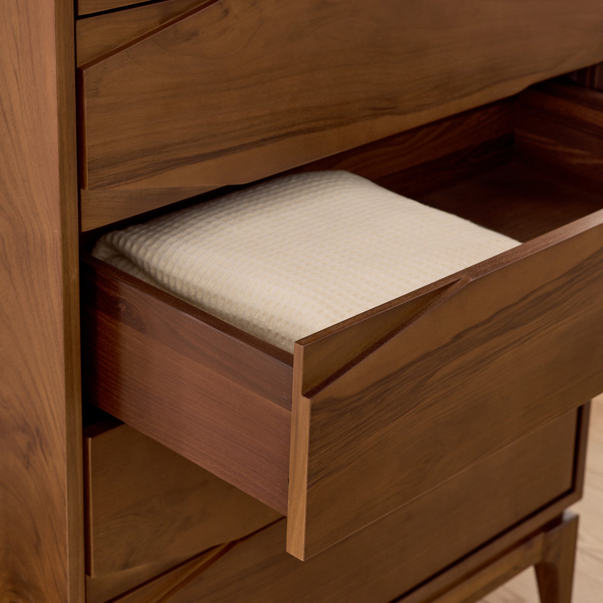 Napoli - 5-Drawer Chest - Walnut