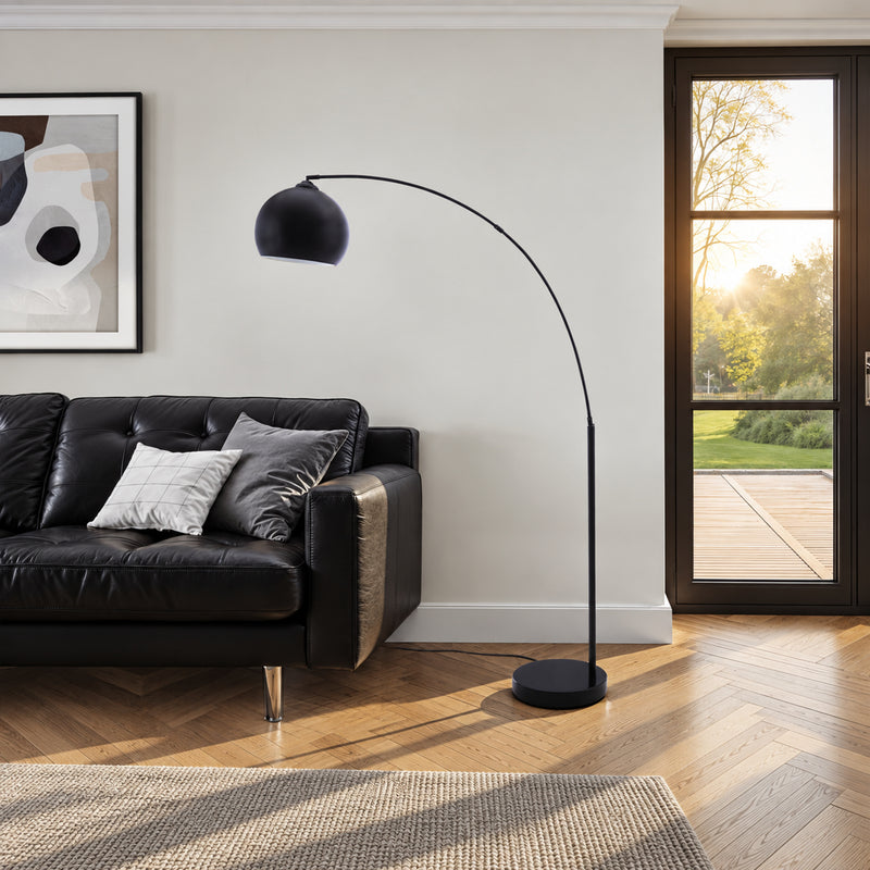 Lampe sur pied arquée - 74"H / Métal noir - vue d’ambiance