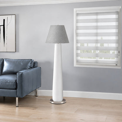Lampe sur pied - 61"H / Résine blanche / Gris - vue d’ambiance